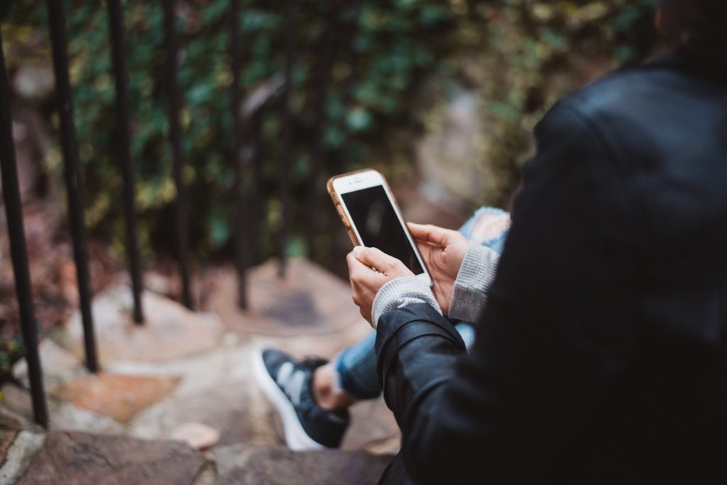 Illustratie van de beste telefoon gadgets en beschermingsopties voor smartphones